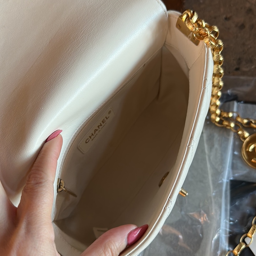 🚫SOLD🚫Auth. Chanel 2020 Lambskin flap w logo chain - Picture 8 of 14